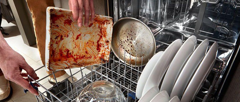 تمیز کردن کثیفی های روی ظروف قبل از استفاده از ماشین ظرفشویی