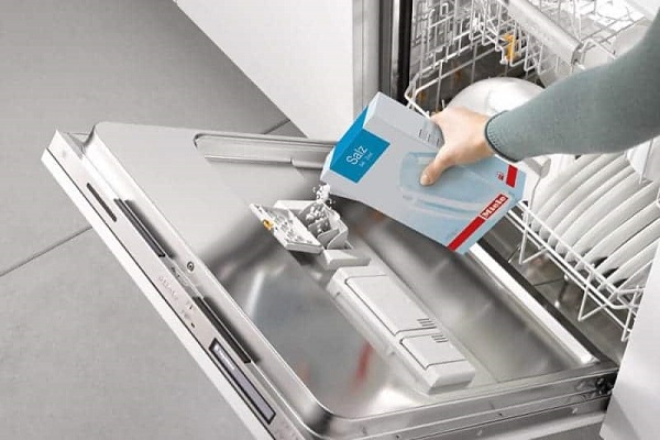 بررسی دلایل خاموش نشدن چراغ نمک ماشین ظرفشویی